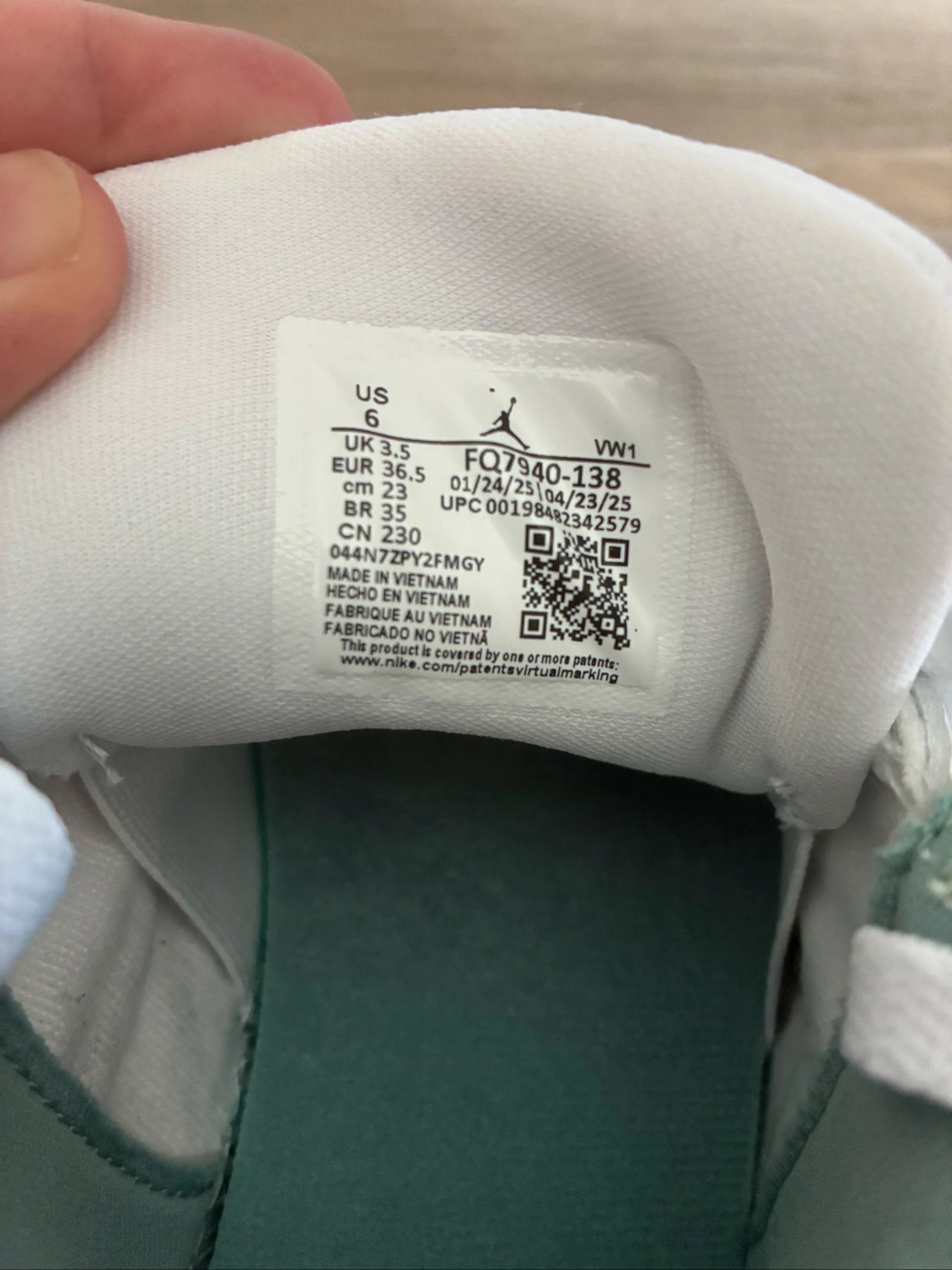 Basket Jordan 4 RM taille 36,5 – photo 4